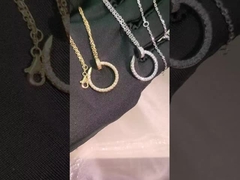 Высококачественные ювелирные изделия из золота 18 карат с бриллиантами в современном стиле и оправой «безель»