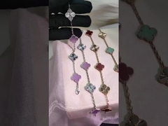 Золотые серьги с бриллиантами 18К. Наличие варьируется для оптовых дистрибьюторов ювелирных изделий.