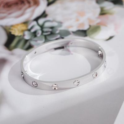 Elegant 18k Gold Cartier Love Bracelet Gift Box Packaging Custom Jewelry Lightweight