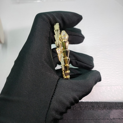 18 каратный золотой бриллиантовый браслет Serpenti Viper One-Coil 18 каратный желтый золотой браслет с бриллиантами на голове и хвосте.