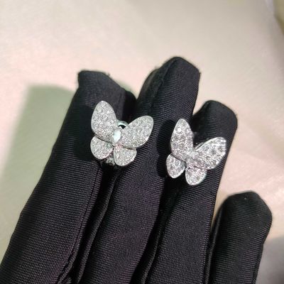 Современный стиль 18K белое золото на заказ Две сережки бабочки с бриллиантовым драгоценным камнем и цветочным
